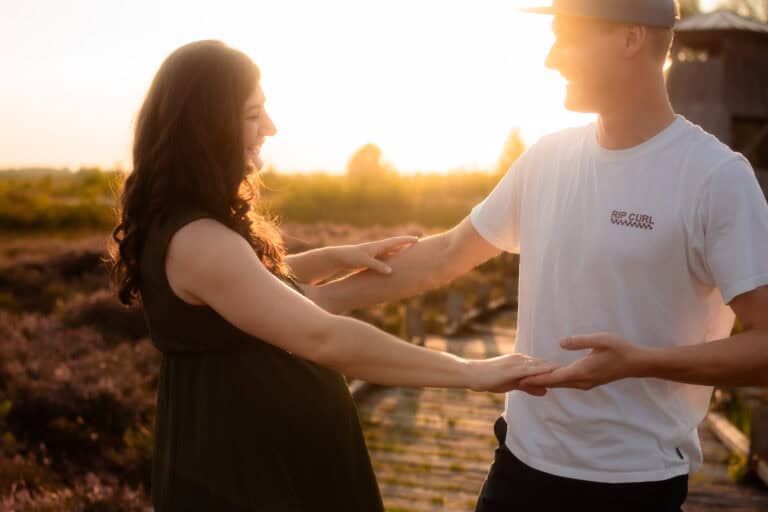 Bild eines Paares, das im Sonnenuntergang tanzt