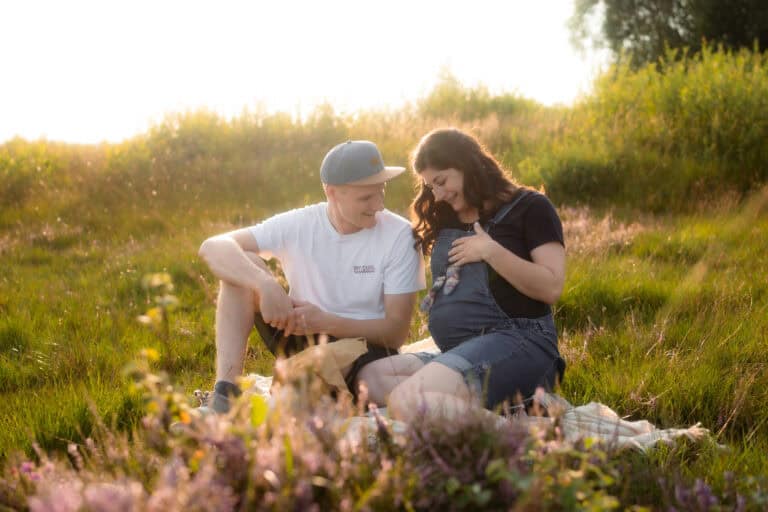 Ein Paar sitzt zusammen im Gras