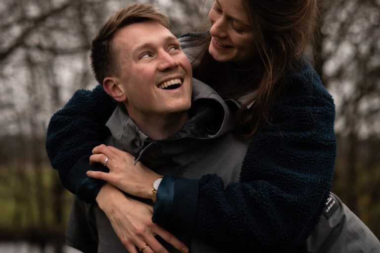 Bild eines Paares, der Mann trägt die Frau Huckepack