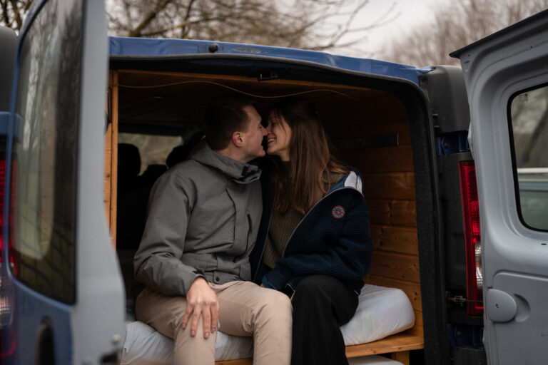 Ein Paar sitzt im Auto und küsst sich