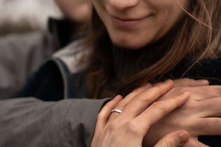 Nahaufnahme eines Paares, das sich umarmt