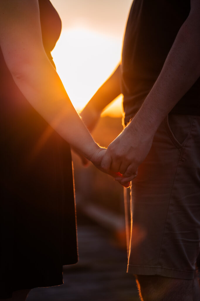 Ein Paar hält sich an den Händen