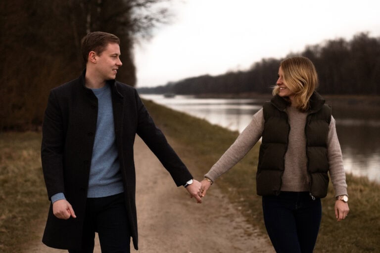 Bild eines Paares, das sich an den Händen hält