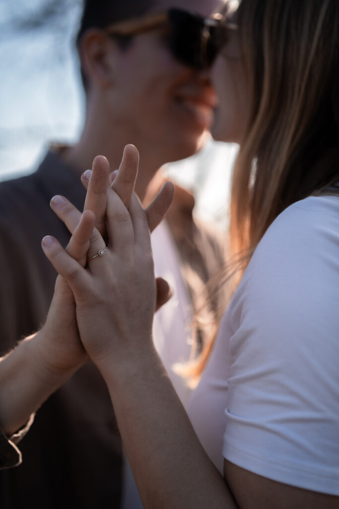 Bild eines Paares, das die Hände ineinander verschlungen hat